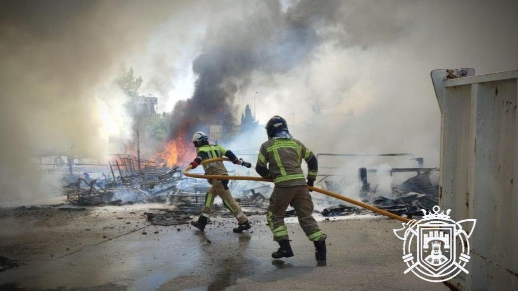 Imagen de los bomberos actuando en el incendio del Punto Limpio Norte de Burgos