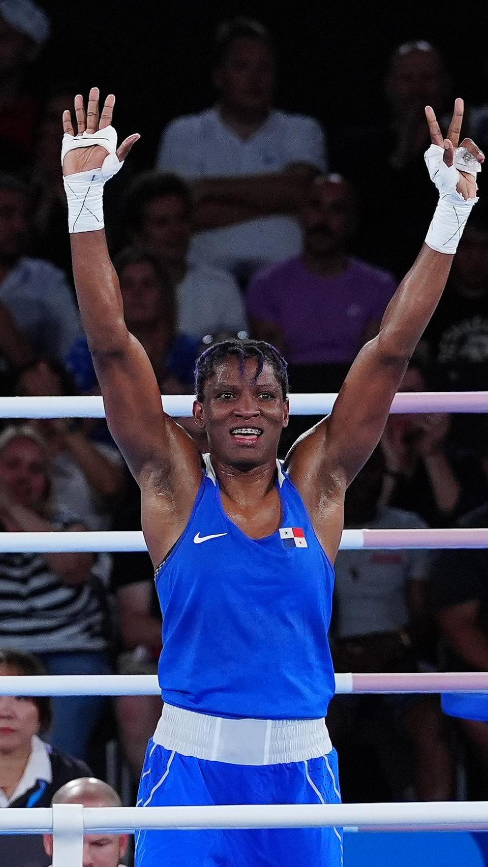 Atheyna Bylon celebrando la victoria de la semifinal contra Cindy Ngamba