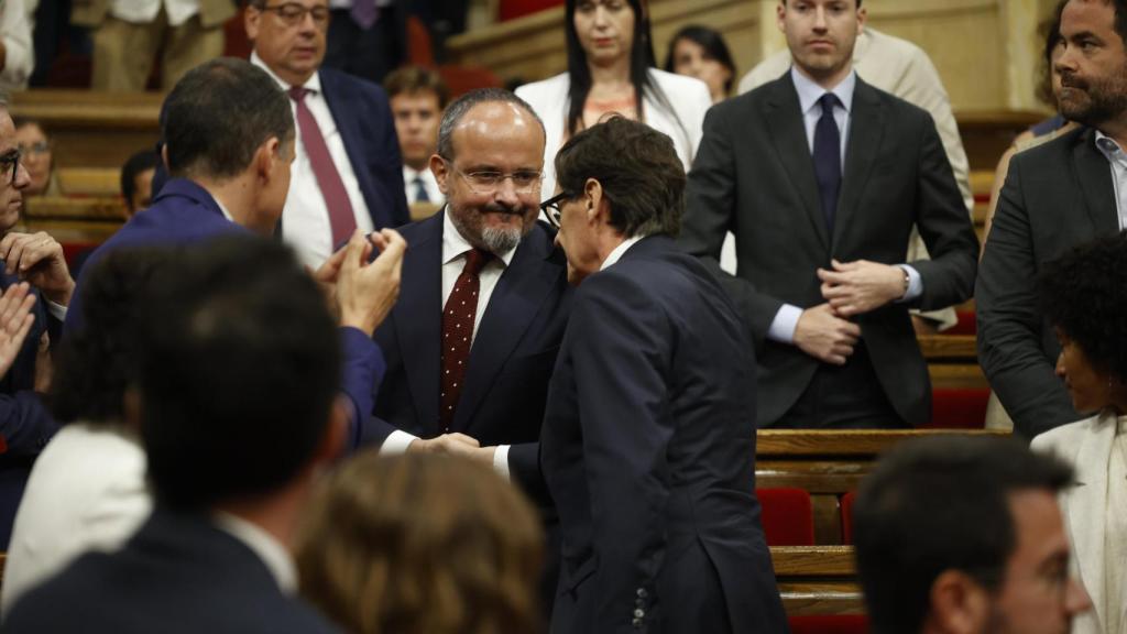 Fernández felicita a Illa por su elección como president, al término del Pleno.