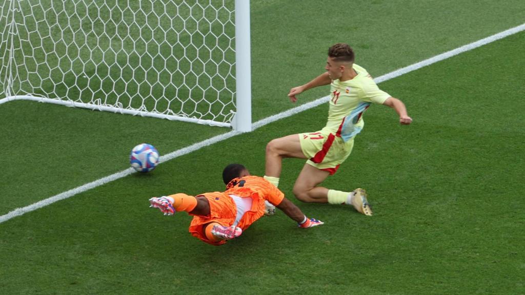 Fermín López marca el segundo gol de España en la final de los JJOO contra Francia.