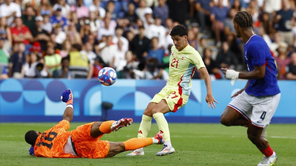 Sergio Camello marca gol ante Francia en la final de los JJOO.