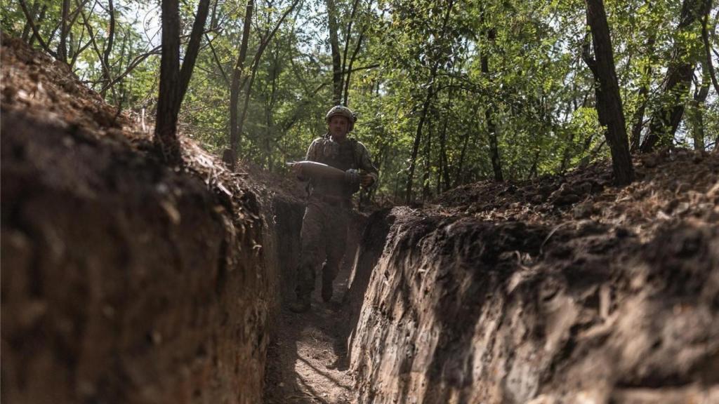 Las tropas ucranianas trabajando en el frente de combate.