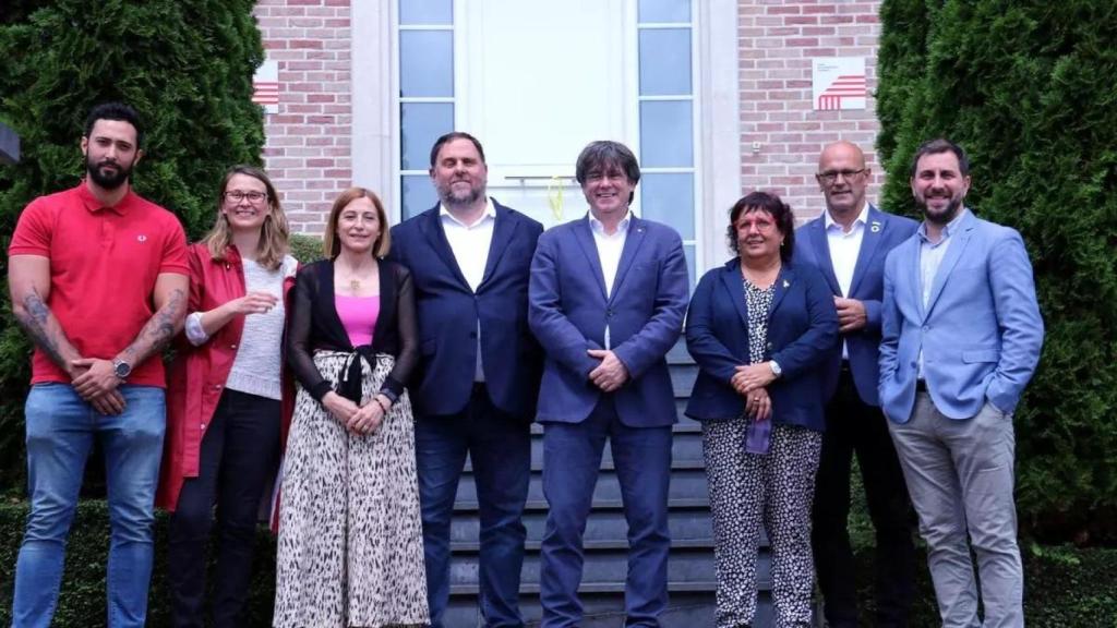 Carles Puigdemont en su casa de Waterloo en una visita de líderes independentistas en 2021.