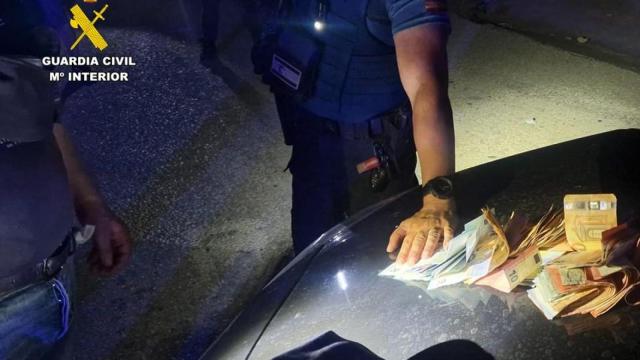 El dinero incautado por la Guardia Civil.