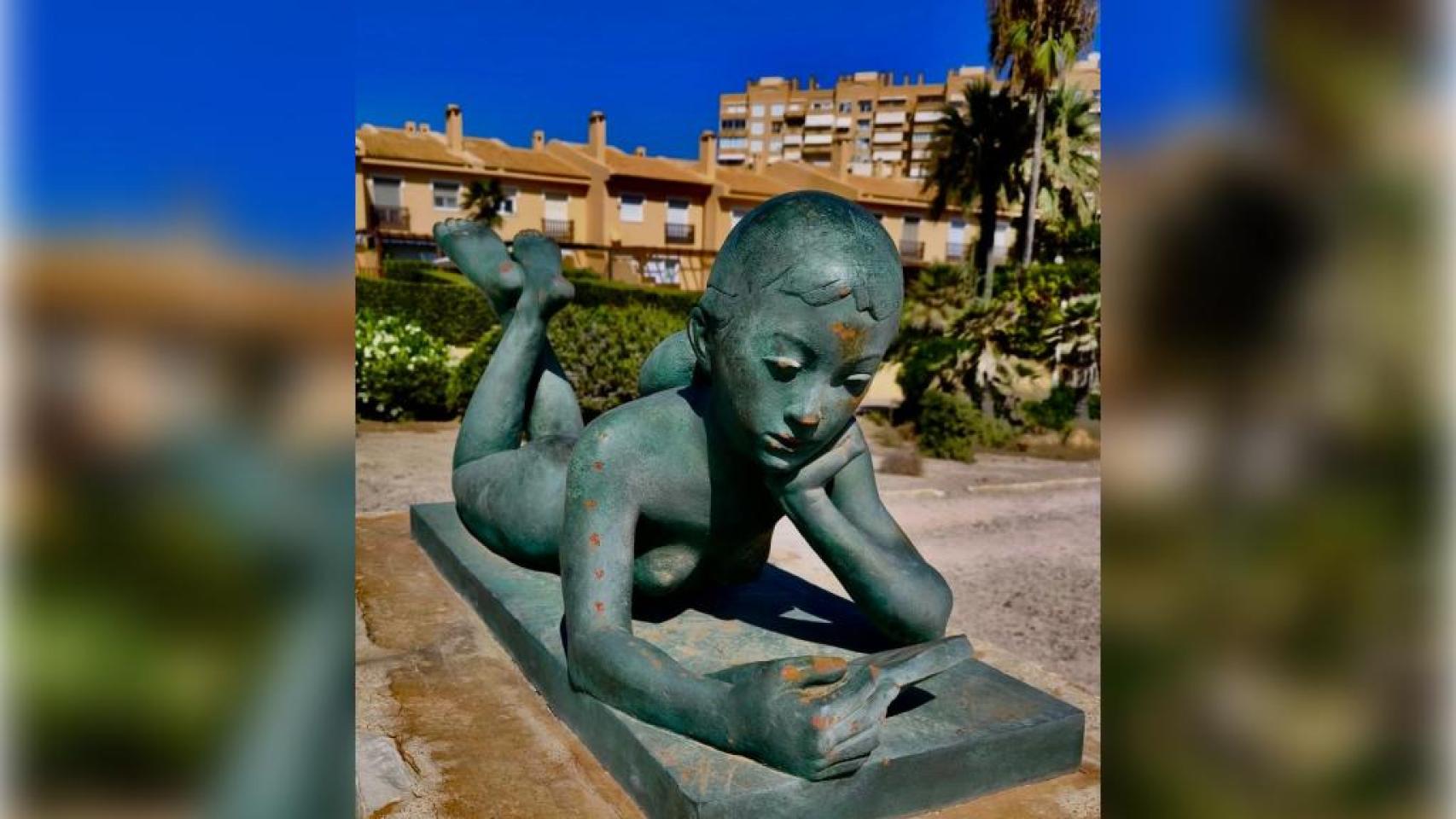 Escultura 'Niña leyendo', del Paseo Voramar de El Campello, dañada a martillazos.