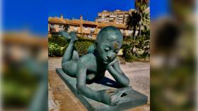 Escultura 'Niña leyendo', del Paseo Voramar de El Campello, dañada a martillazos.