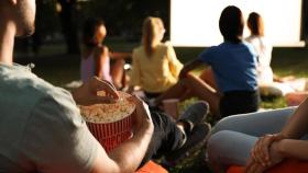 Espectadores de una película en un cine al aire libre, en una imagen de archivo.