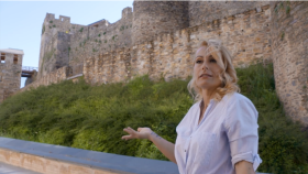 Lydia Valentín enseñando el Castillo de los Templarios en Ponferrada