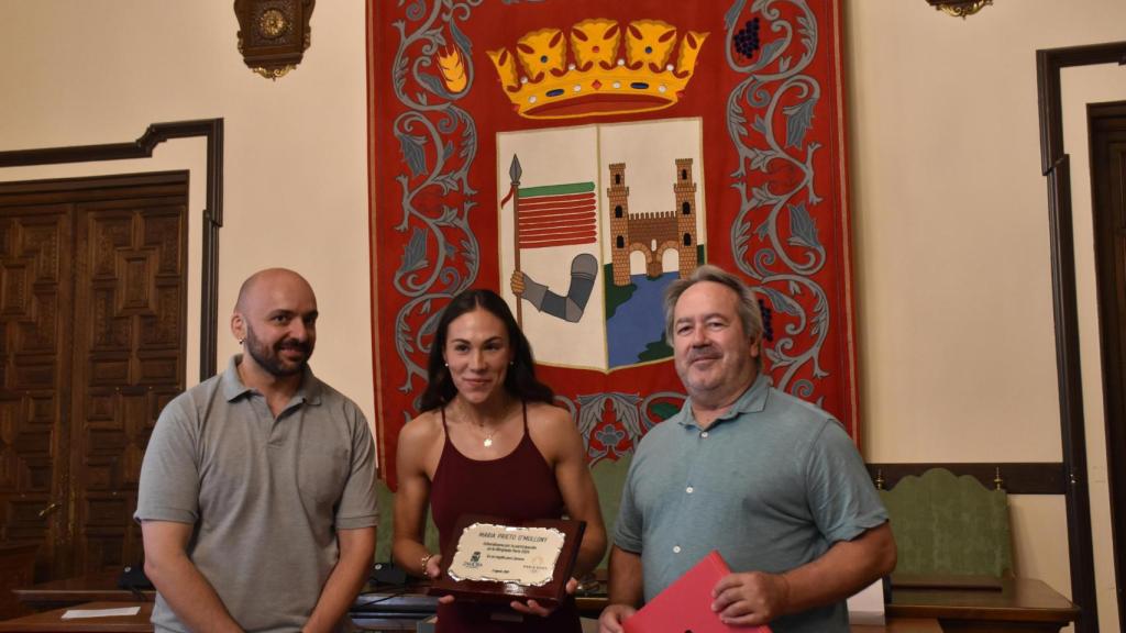 O'Mullony junto con el alcalde de Zamora, Francisco Guarido, y el concejal de Deportes, Manuel Alonso durante su recibimiento en el edificio municipal