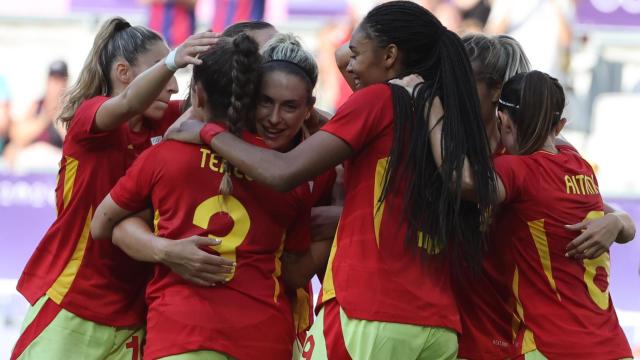 Las jugadoras de la selección femenina celebran un gol anotado ante Brasil en la fase de grupos.