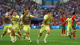 Los jugadores de la selección española celebran el gol Juanlu en semifinales ante Marruecos.