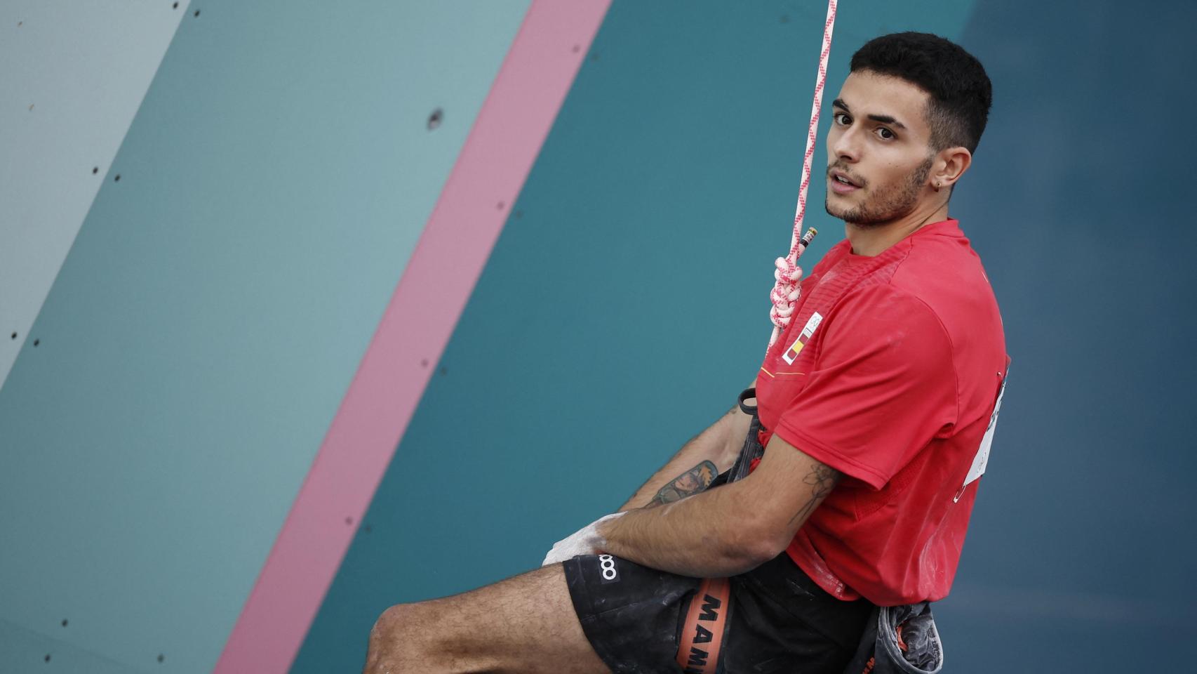 Alberto Ginés, durante la final de escalada.