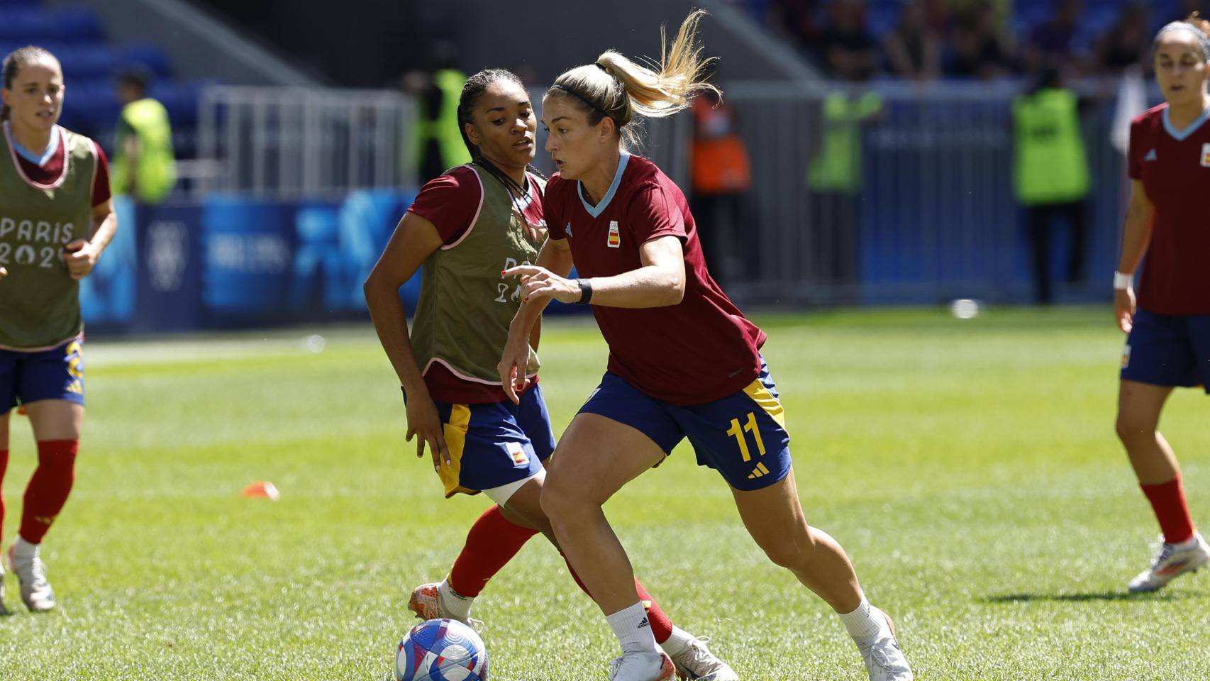 Alexia Putellas se lleva el balón en el calentamiento.