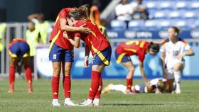 Patri Guijarro y Ona Batlle, cabizbajas tras perder ante Alemania.