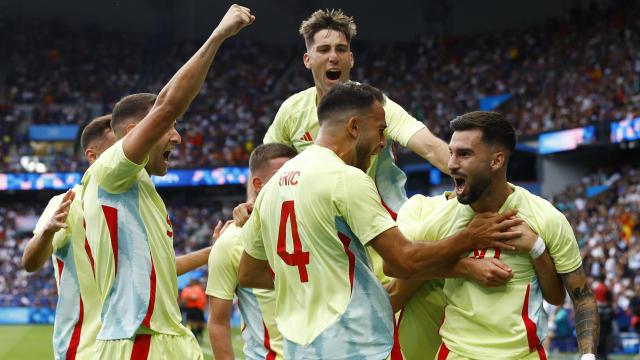 Los jugadores de España celebran un gol ante Francia en la final de los JJOO.