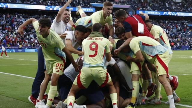 La selección española masculina de fútbol celebra la victoria ante Francia en la final de los JJOO de París 2024