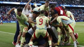 La selección española masculina de fútbol celebra la victoria ante Francia en la final de los JJOO de París 2024