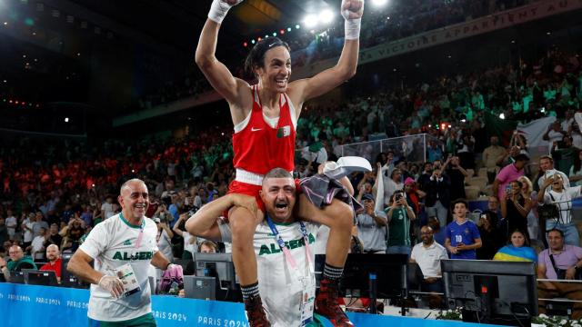 Imane Khelif celebra su oro olímpico.