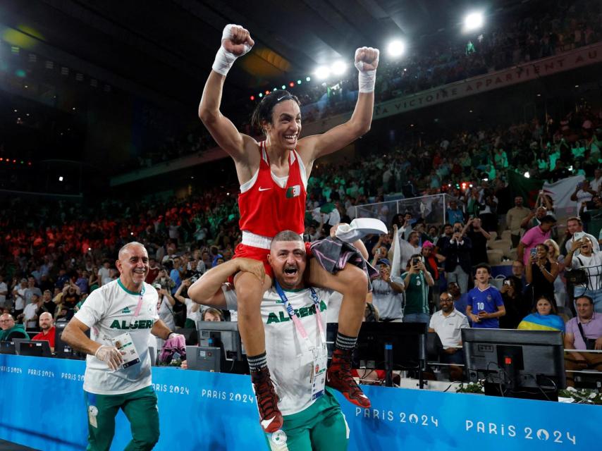 Imane Khelif celebra su oro olímpico.