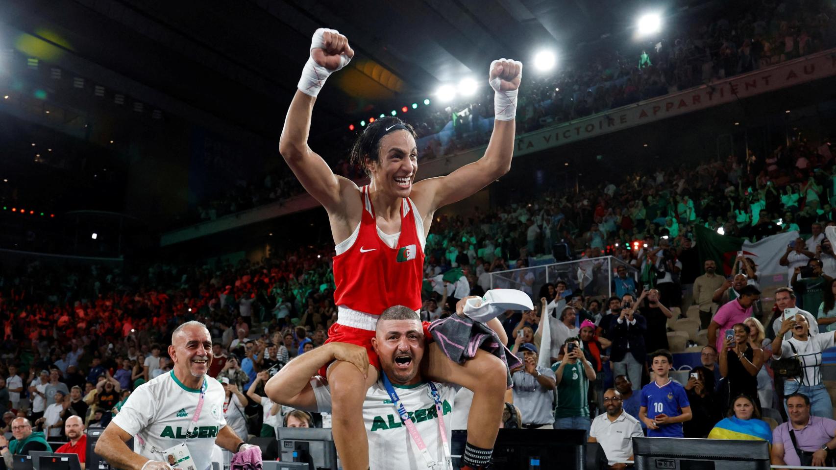 Imane Khelif celebra su oro olímpico.