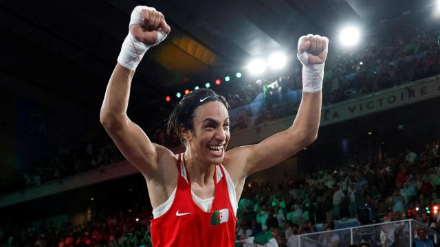 Imane Khelif celebra su oro olímpico.