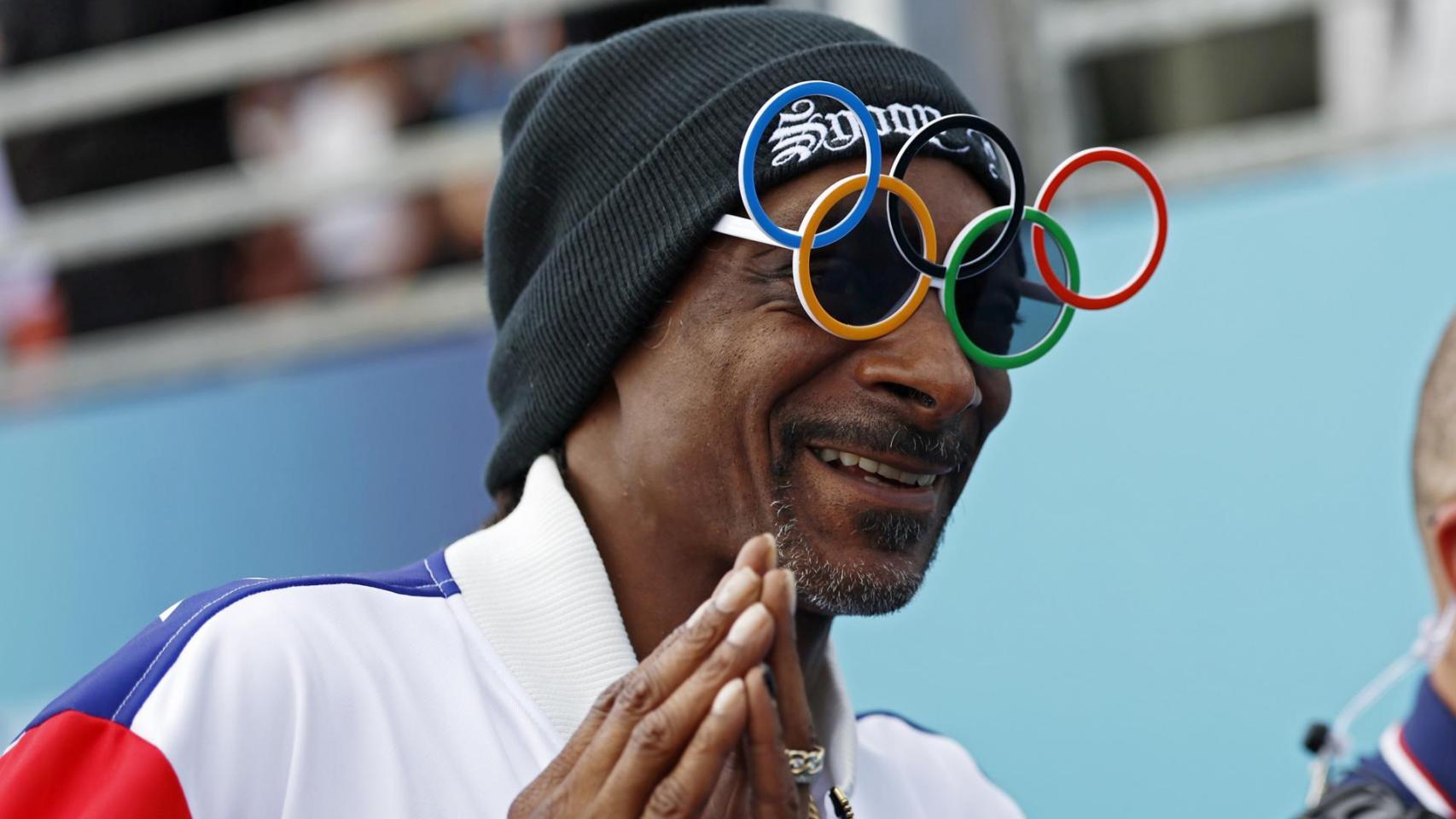 Snoop Dogg, este miércoles en la final de skateboard de los Juegos Olímpicos de París 2024. Foto: EFE/EPA/Mohammed Badra