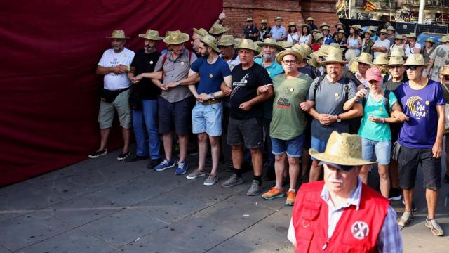 Varios simpatizantes de Carles Puigdemont con sombreros de paja.