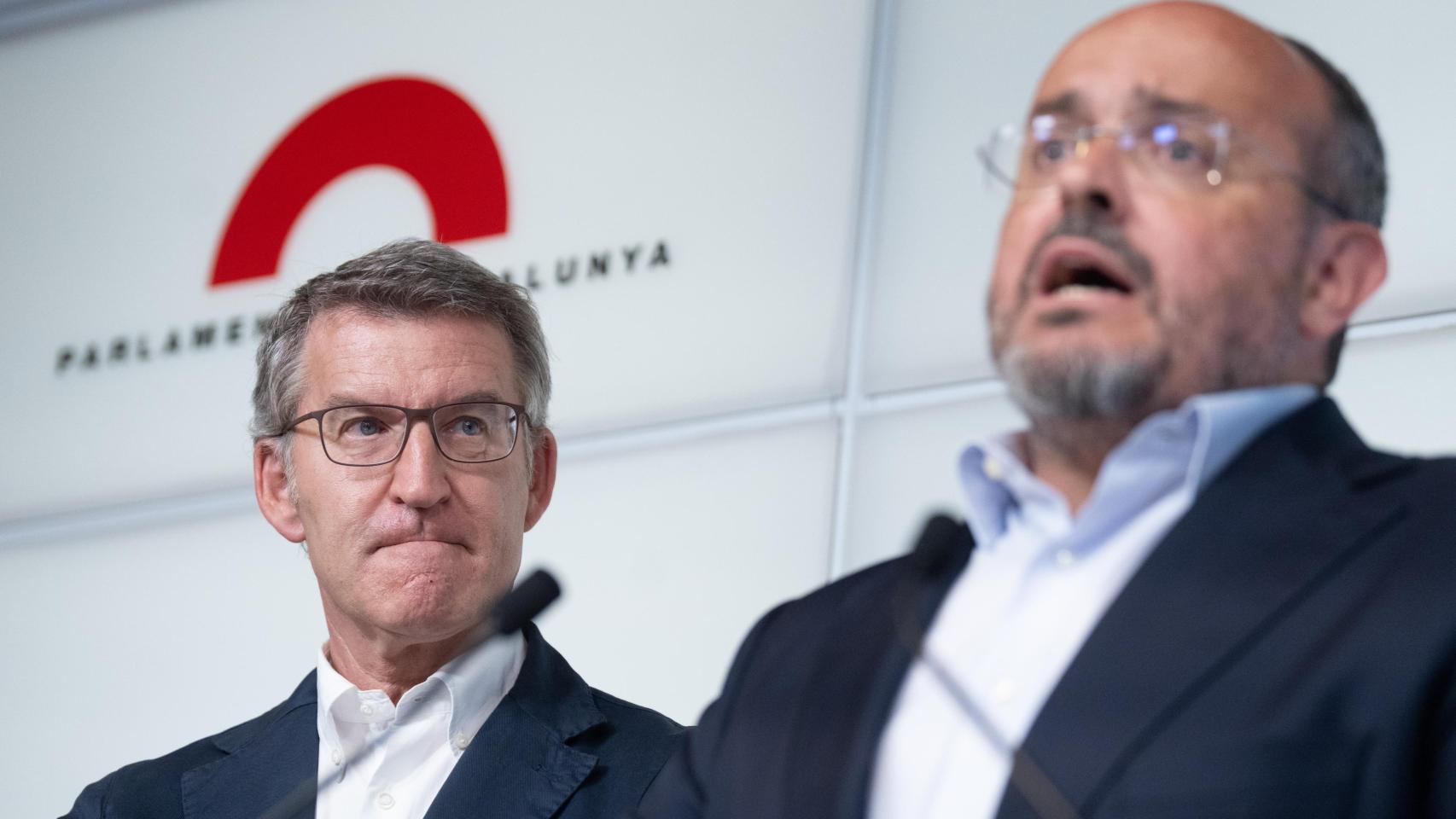 Feijóo, junto a Alejandro Fernández, hace un mes en el Parlamento de Cataluña.