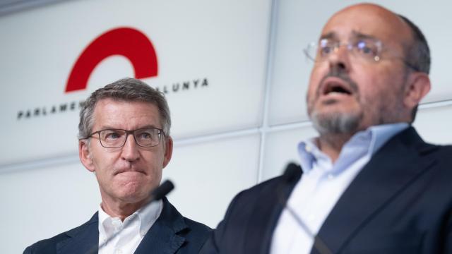 Feijóo, junto a Alejandro Fernández, hace un mes en el Parlamento de Cataluña.