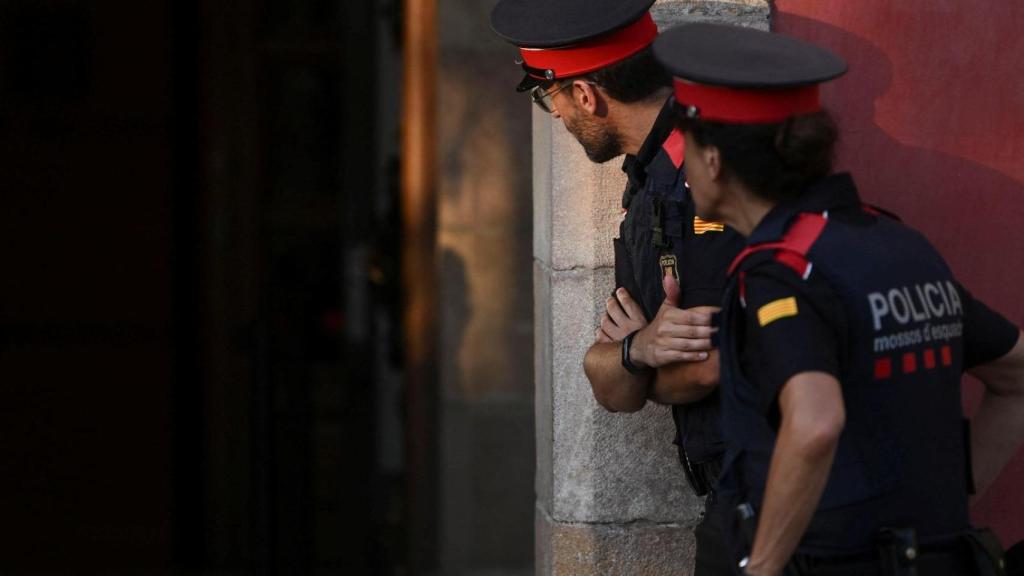 Los mossos vigilan el Parlamento catalán el pasado jueves./