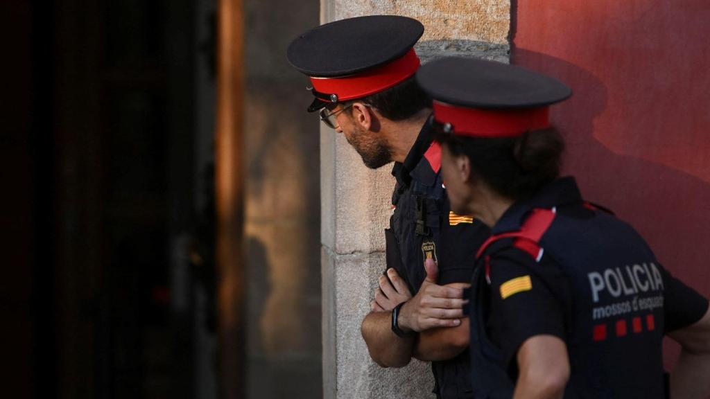 Los mossos vigilan el Parlamento catalán el pasado jueves./