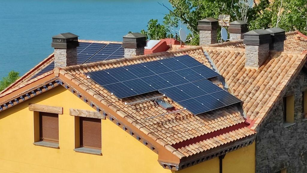 Paneles solares en el tejado de una casa