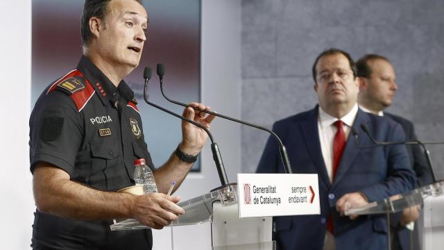 El comisario jefe de los Mossos d'Esquadra, Eduard Sallent, acompañado por el consejero de Interior, Joan Ignasi Elena, y del director general de los Mossos, Pere Ferrer.