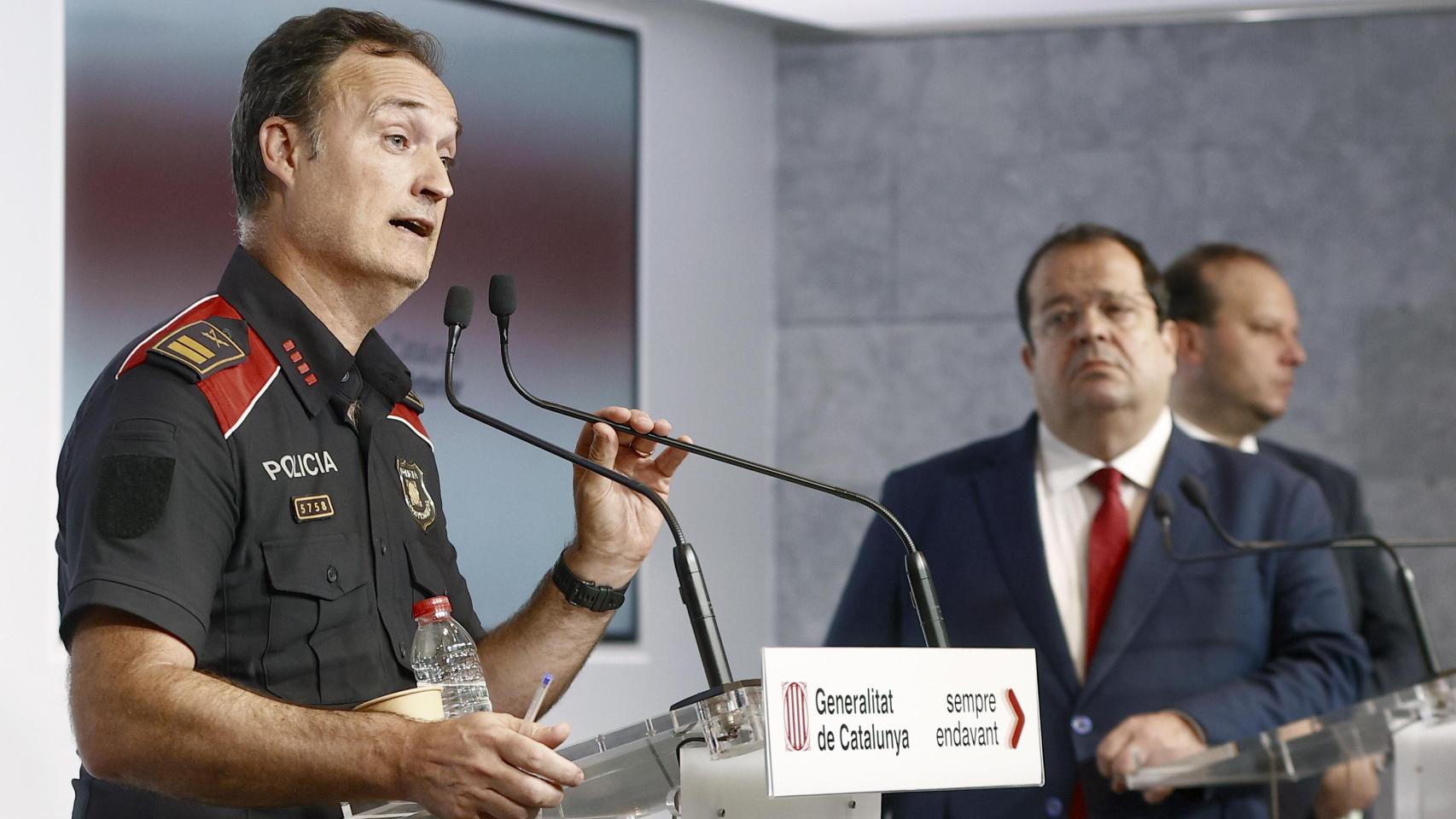 El comisario jefe de los Mossos d'Esquadra, Eduard Sallent, acompañado por el consejero de Interior, Joan Ignasi Elena, y del director general de los Mossos, Pere Ferrer.