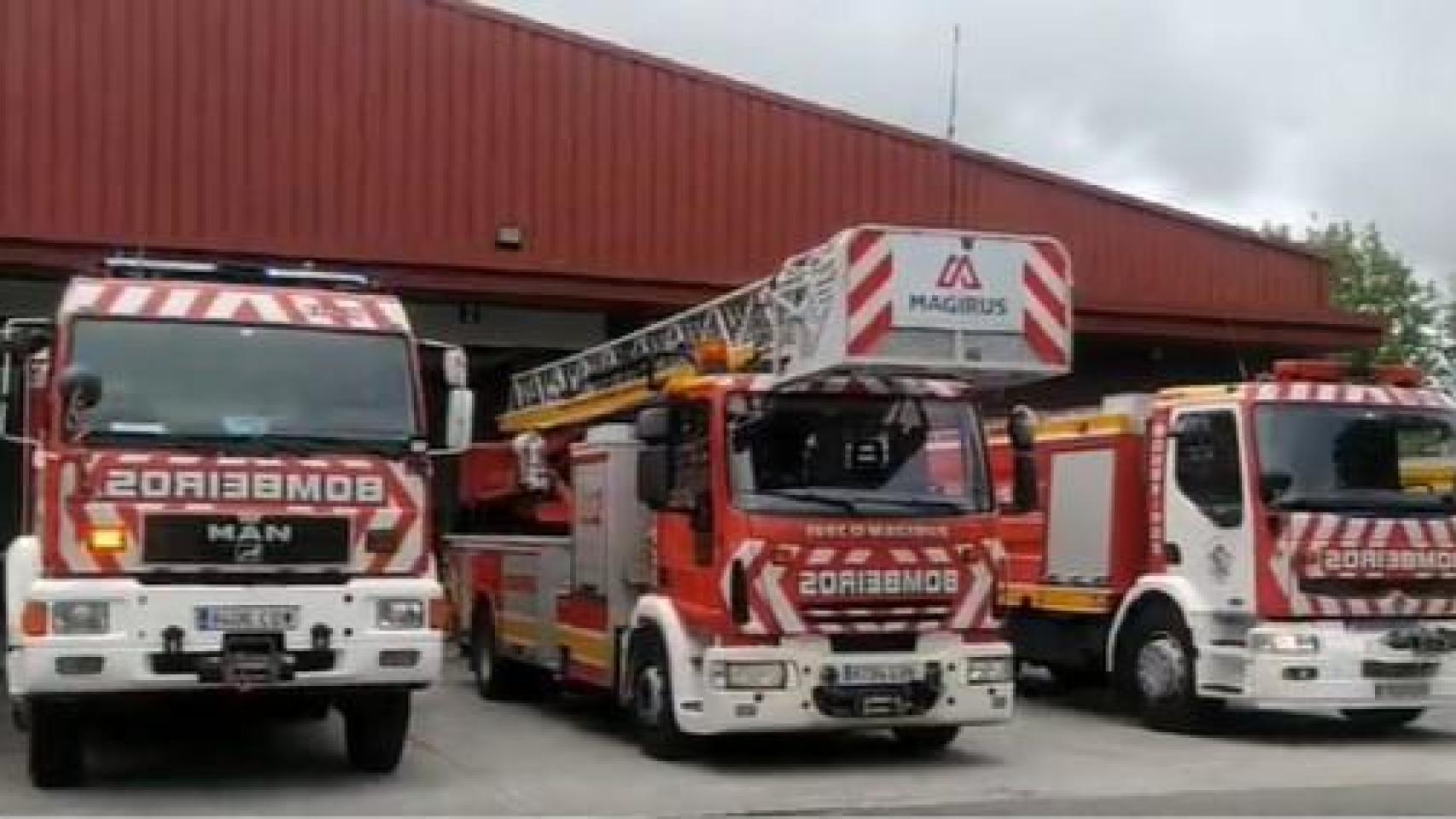 Vehículos en el parque de bomberos de Arteixo.