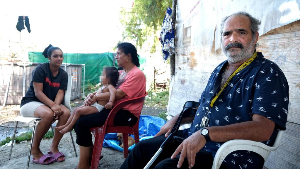 Paco Soarez, uno de los últimos vecinos del poblado de chabolas más antiguo de Europa, junto a parte de su familia.