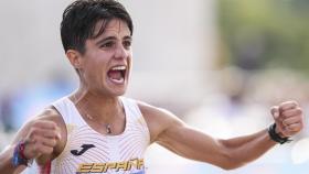 La marchadora María Pérez celebra su oro en el relevo mixto de los Juegos Olímpicos de Paris.