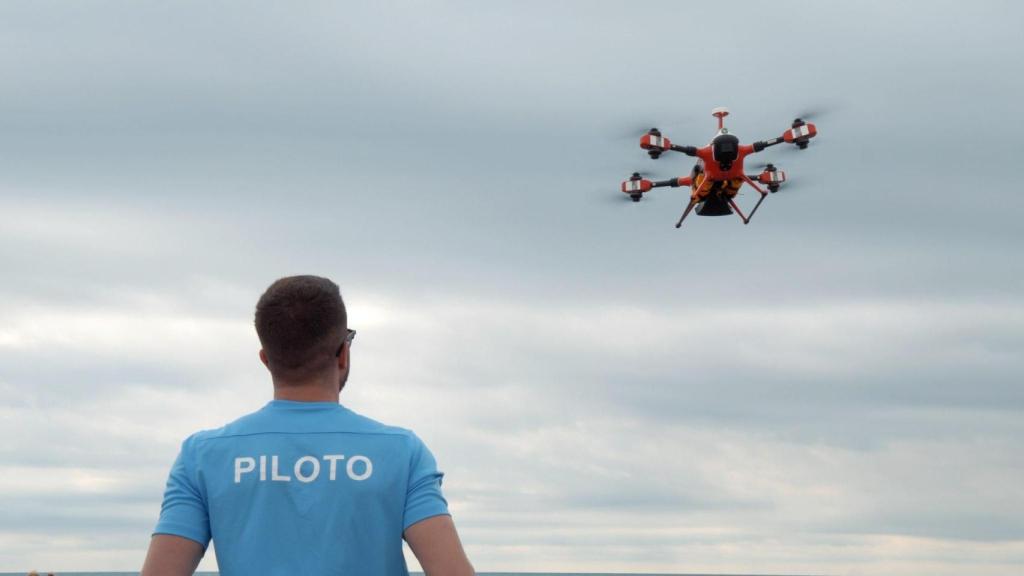 El dron sobrevuela una de las playas valencianas. EE