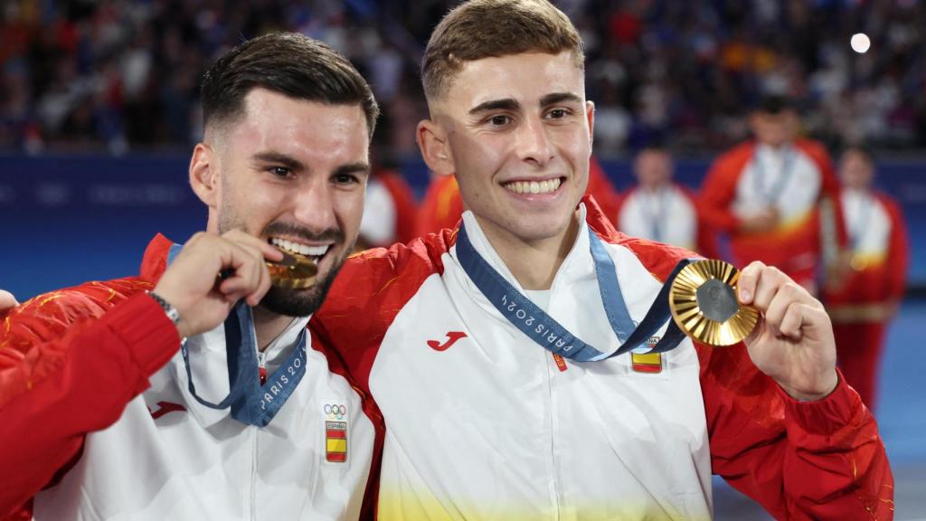 Álex Baena y Fermín López con la medalla de oro olímpica.