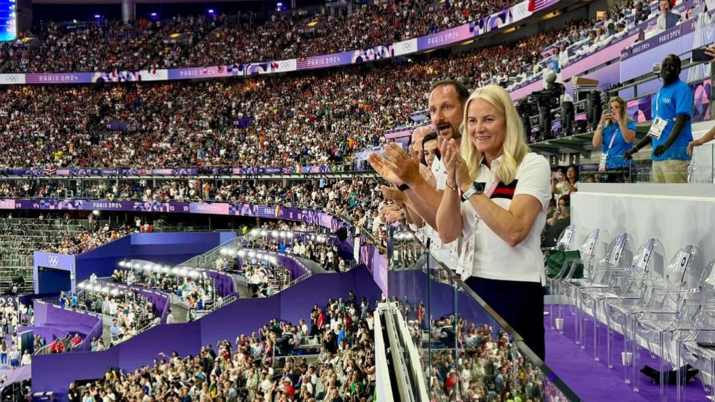 La Princesa y su esposo, muy animados, apoyando a la delegación de su país, en París.