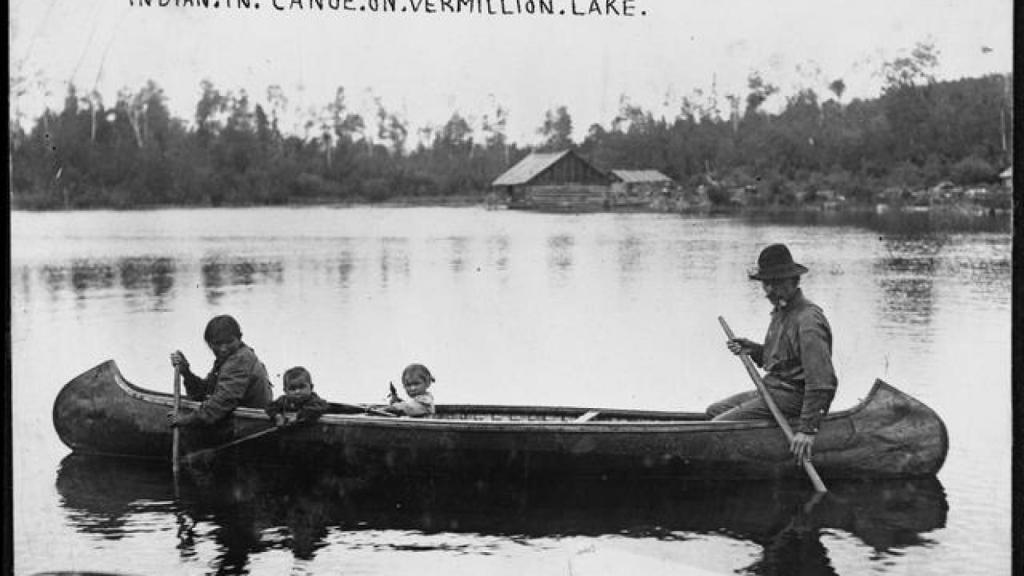 Familia ojibwe no identificada en canoa en el lago Vermilion, alrededor de 1905.