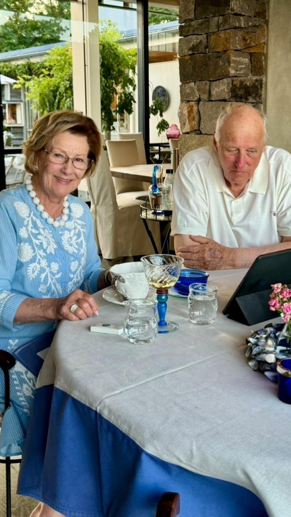 Los reyes Harald y Sonia viendo los Juegos Olímpicos desde su tablet.