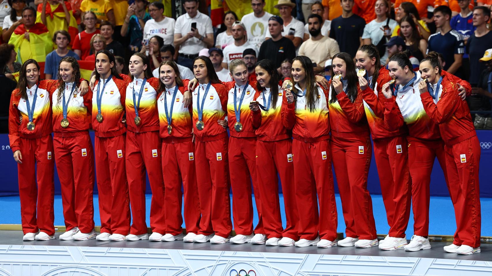 Las jugadoras de la selección de waterpolo femenino posan con la medalla de oro.