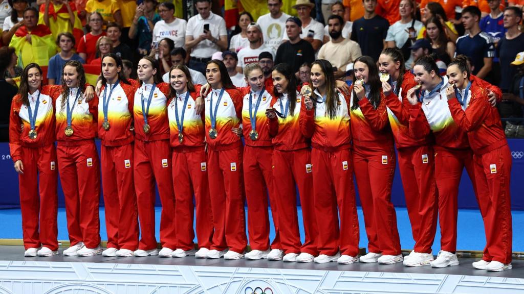 Las jugadoras de la selección de waterpolo femenino posan con la medalla de oro.