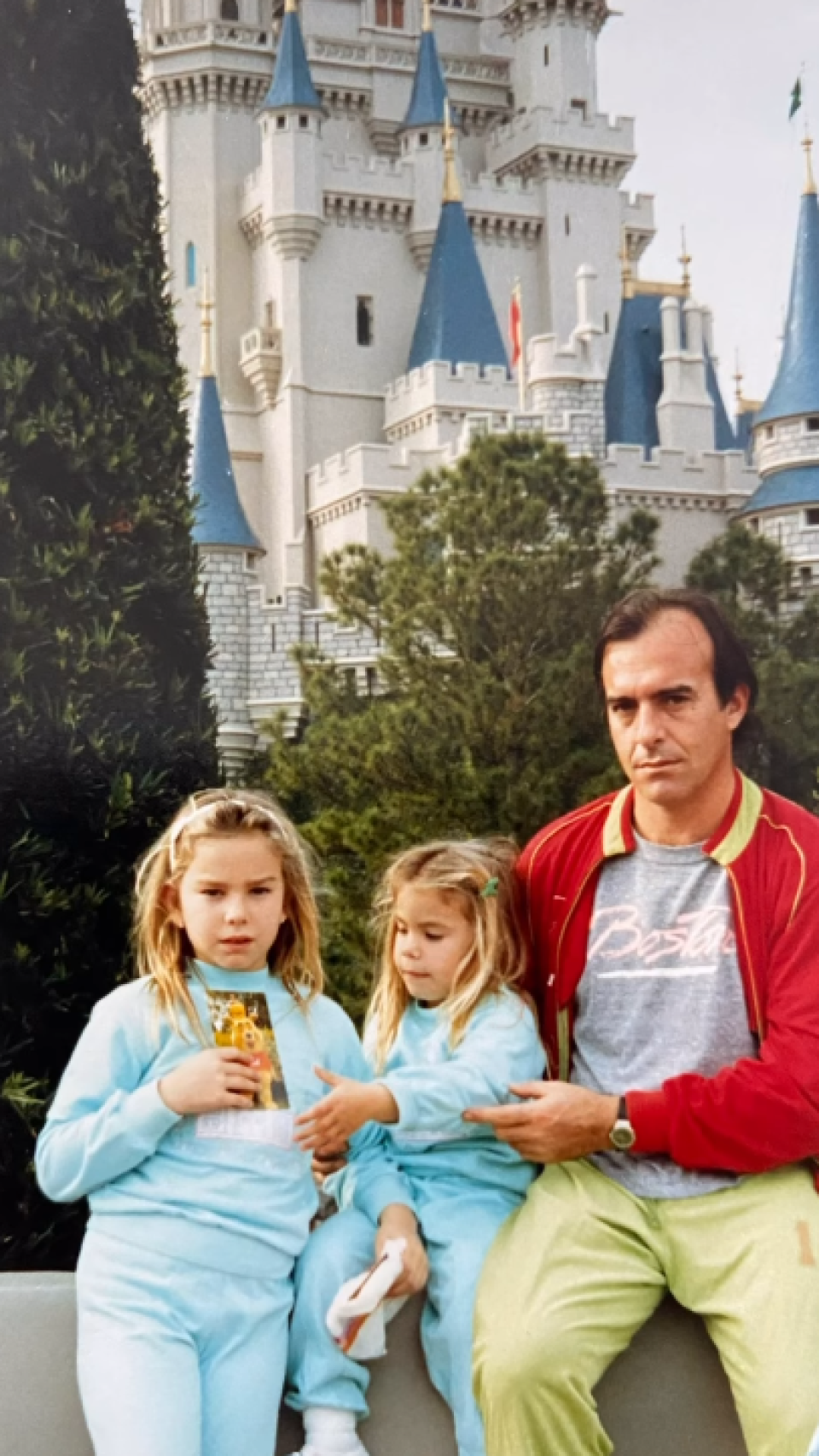 Carlos Goyanes junto a sus dos hijas, Caritina y Carla.