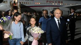 El presidente ruso Vladímir Putin recibe en el aeropuerto de Moscú a los prisioneros intercambiados con EEUU, el pasado 2 de agosto.