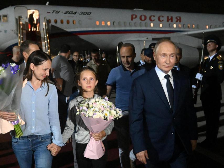 El presidente ruso Vladímir Putin recibe en el aeropuerto de Moscú a los prisioneros intercambiados con EEUU, el pasado 2 de agosto.