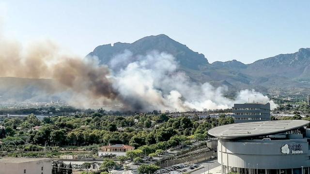 El humo de un incendio forestal nubla Benidorm.