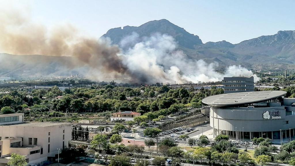 El humo de un incendio forestal nubla Benidorm.