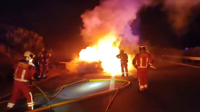 Calcinada una furgoneta y su remolque tras un voraz incendio en León